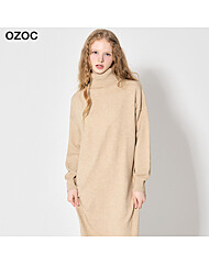 [오조크(OZOC)] 터틀넥 트임 니트 원피스 (택가격: 124000원)