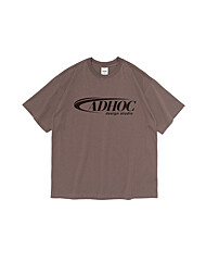 유니 AD HOC DESIGN STUDIO 로고 반팔티 (BROWN) (HBRSTB6)