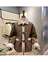 AOA1HM01A_페이크 퍼 단추 무스탕 점퍼