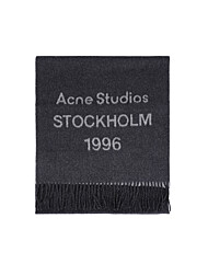 아크네스튜디오 CA0398 BLACK/WHITE (J83) 와이드 스톡홀름 로고 프린지 머플러