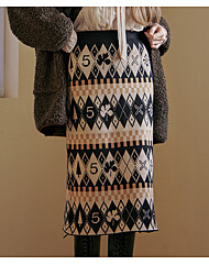 멀티 다이아몬드 패턴 H라인 니트 스커트