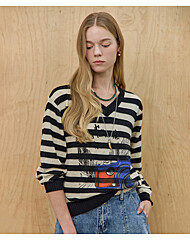 카메라 프린트 배색 브이넥 스트라이프 긴팔 니트